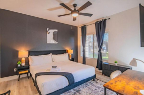 Neat King Bed Golf Pickleball Pool Hot Tub Parking